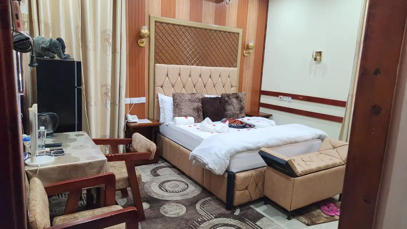 Superior Double room with upholstered headboard and seating bench